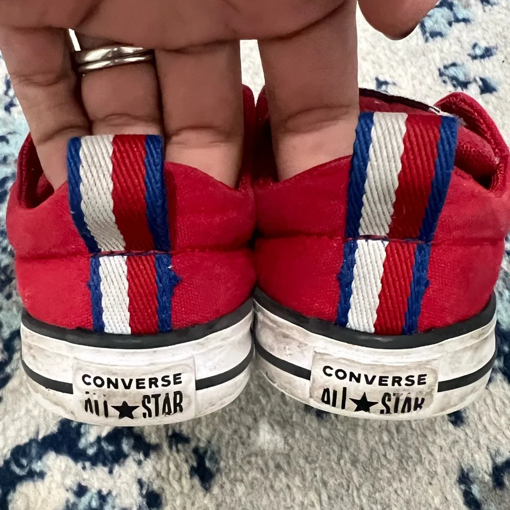 Converse Toddler Kids Red and White Sneakers size 6 GUC